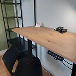 Modernes Apartment, 4 Pers, Kueche, Arbeitsplatz & Wlan, 3min Zur Tram *