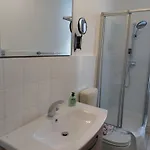 Modernes Apartment, 4 Pers, Kueche, Arbeitsplatz & Wlan, 3min Zur Tram *
