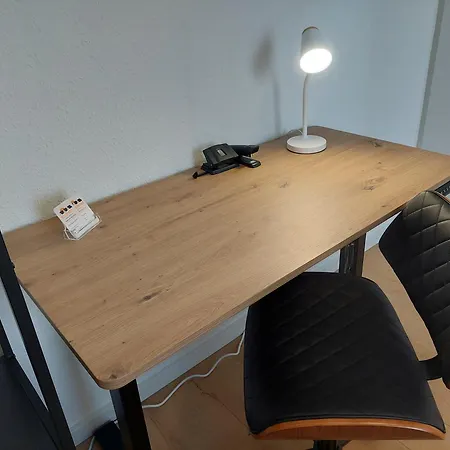 Modernes Apartment, 4 Pers, Kueche, Arbeitsplatz & Wlan, 3min Zur Tram *