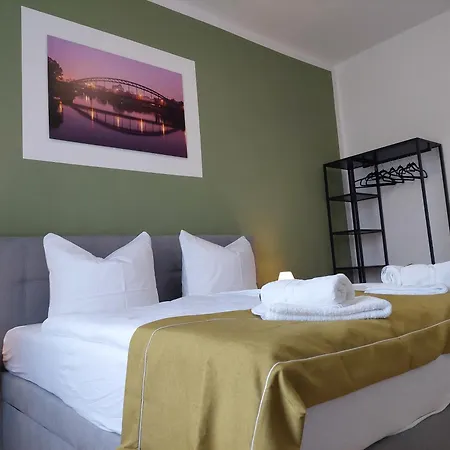 Modernes Apartment, 4 Pers, Kueche, Arbeitsplatz & Wlan, 3min Zur Tram Appartement