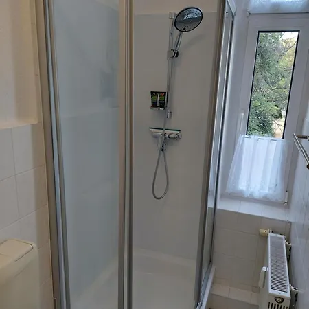 Modernes Apartment, 4 Pers, Kueche, Arbeitsplatz & Wlan, 3min Zur Tram アパート