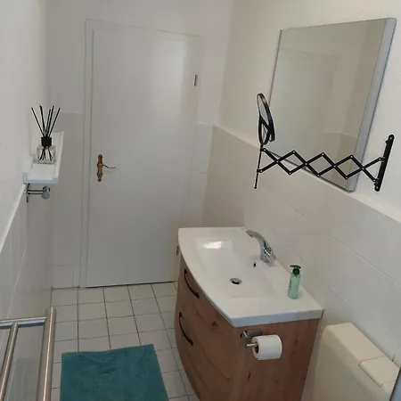 Modernes Apartment, 4 Pers, Kueche, Arbeitsplatz & Wlan, 3min Zur Tram *