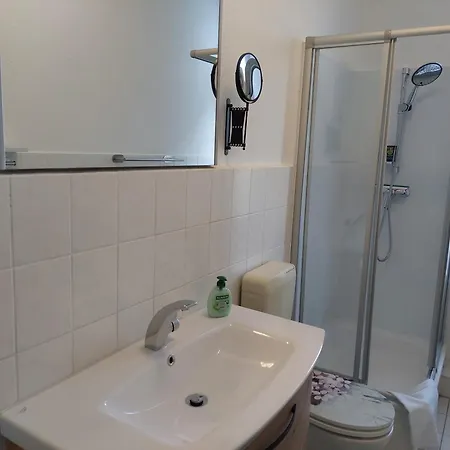 Modernes Apartment, 4 Pers, Kueche, Arbeitsplatz & Wlan, 3min Zur Tram *