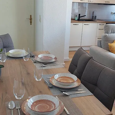 Modernes Apartment, 4 Pers, Kueche, Arbeitsplatz & Wlan, 3min Zur Tram